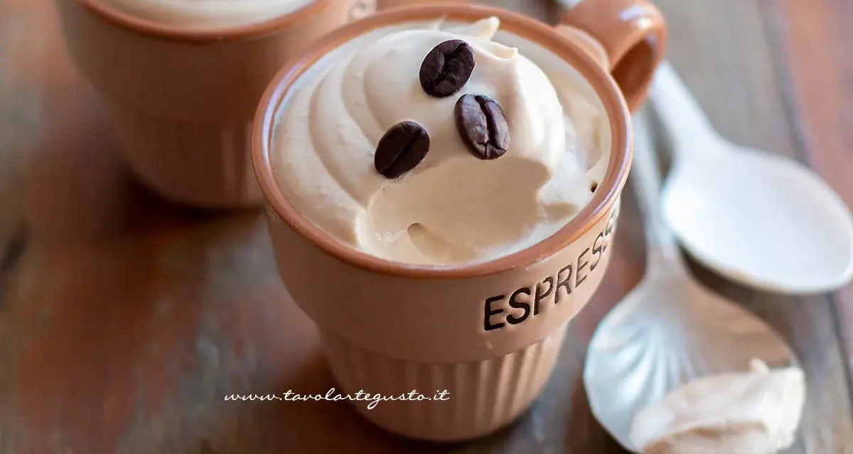 Deliziosa crema caffè in tazzina, guarnita con chicchi di caffè. Perfetta per una pausa golosa.