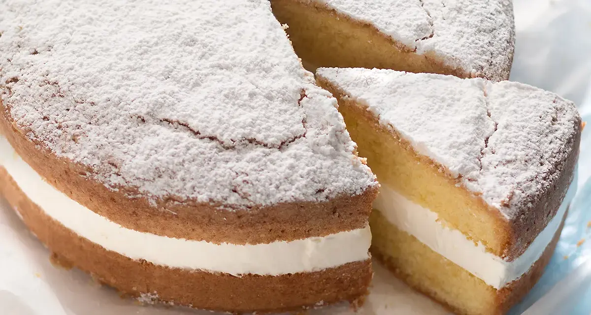 Torta Paradiso: soffice pan di Spagna farcito con crema, spolverata di zucchero a velo. Una delizia da provare con questa ricetta.
