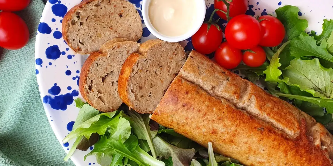 Un gustoso polpettone di tonno affettato, servito con pomodorini, insalata fresca e una ciotolina di maionese.