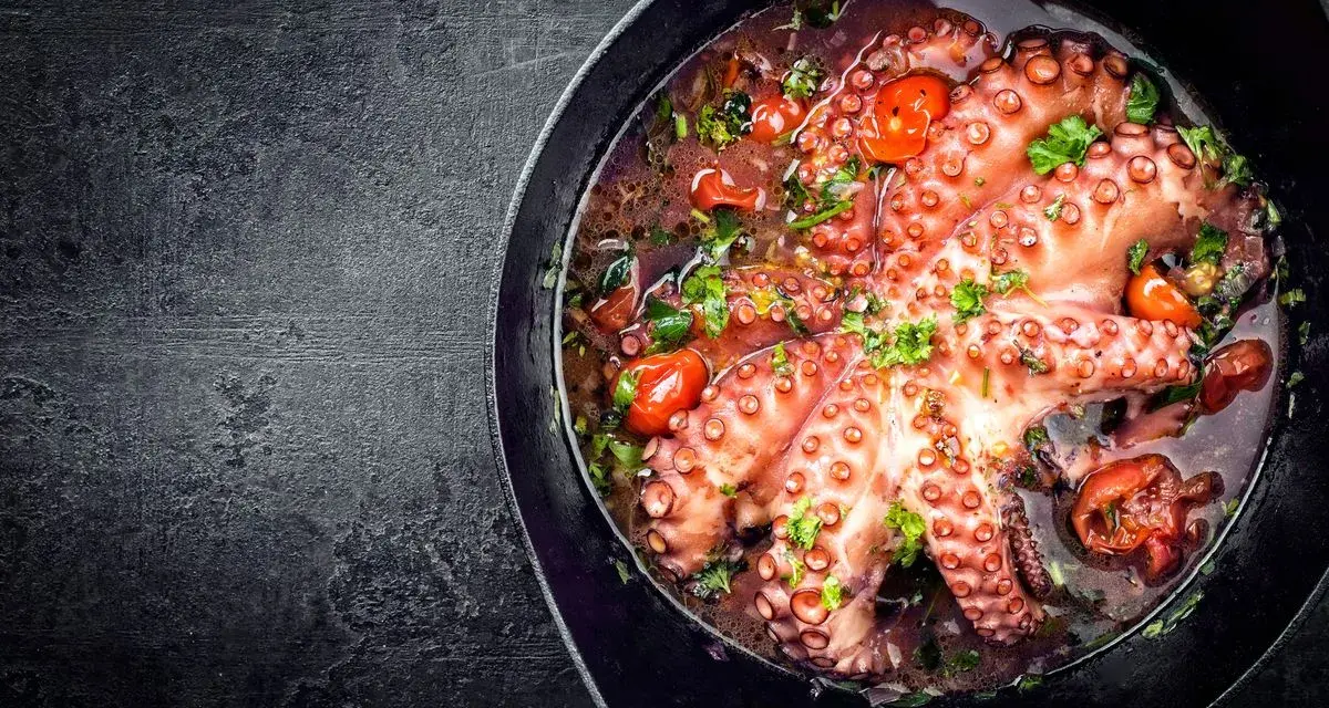 Polpo alla luciana in padella, con pomodorini e prezzemolo. Un piatto succulento e profumato.
