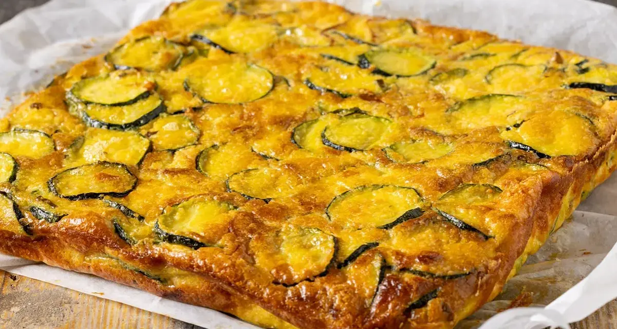 Una gustosa frittata di zucchine, dorata e invitante, pronta per essere servita.