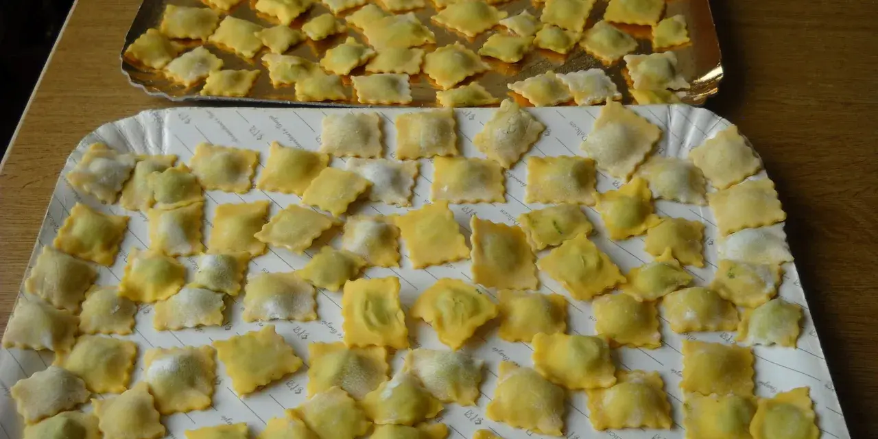 Tanti ravioli ricotta e spinaci fatti in casa, pronti per essere cucinati.