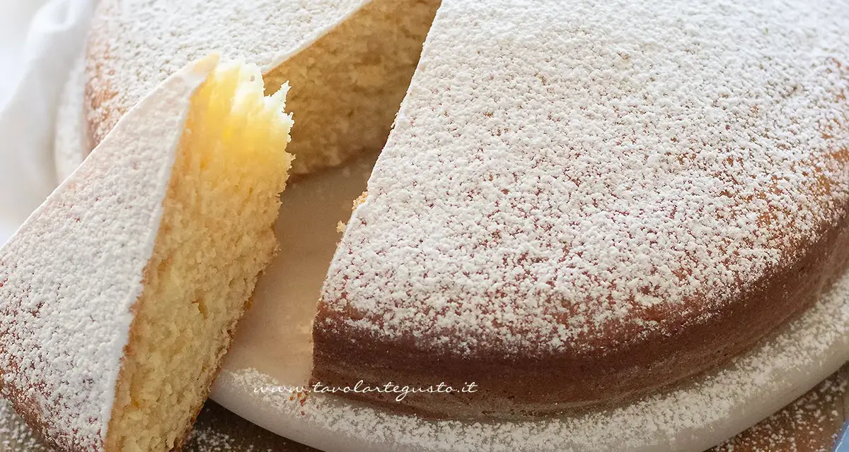 Torta soffice e profumata, cosparsa di zucchero a velo. Un delizioso dolce senza uova, perfetto per ogni occasione.
