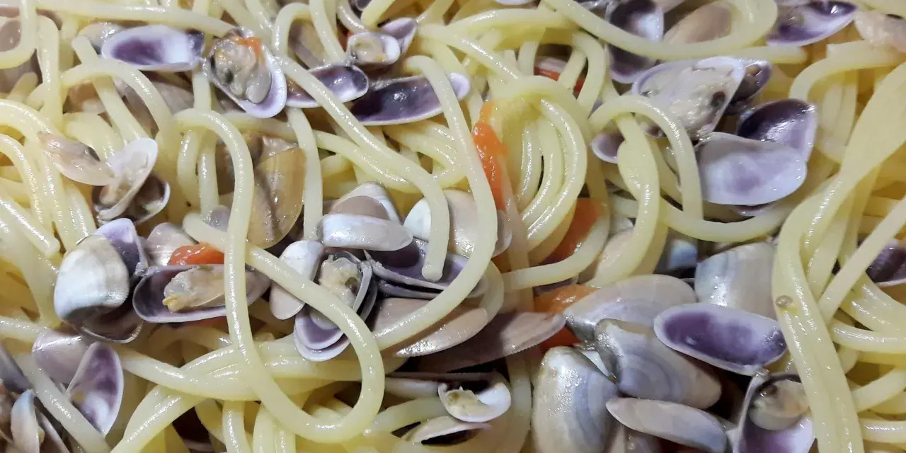 Spaghetti con profumate telline di mare, un classico piatto italiano che sa di estate e sole.