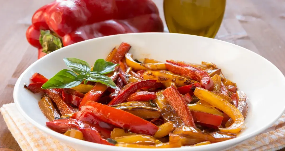 Peperoni in friggitrice ad aria, colorati e succosi, guarniti con basilico fresco.