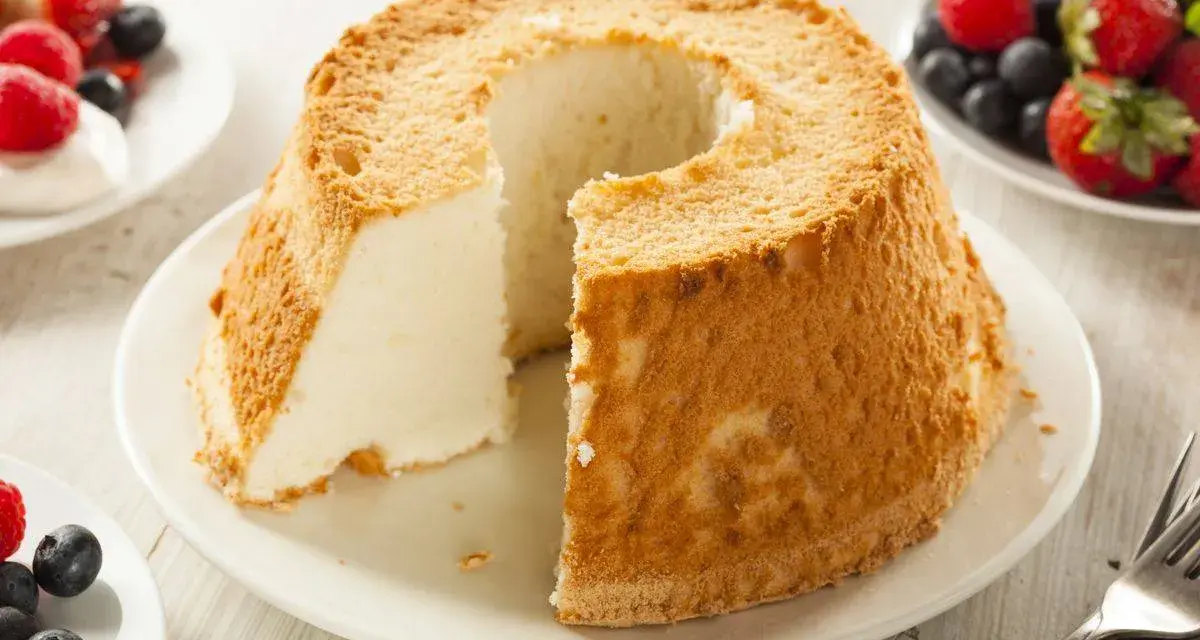 Torta soffice e leggera, un classico tra i dolci con albumi, servita con frutti di bosco freschi.