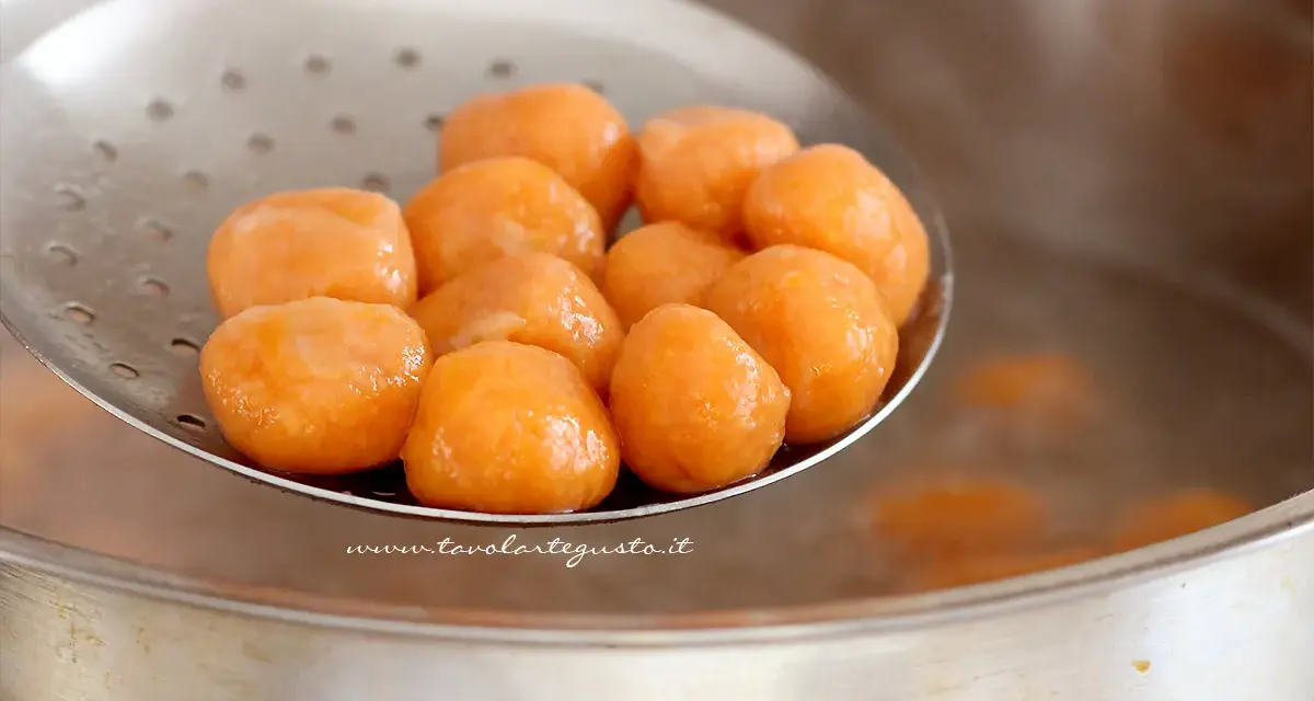 Gnocchi di zucca appena scolati, pronti per essere gustati.