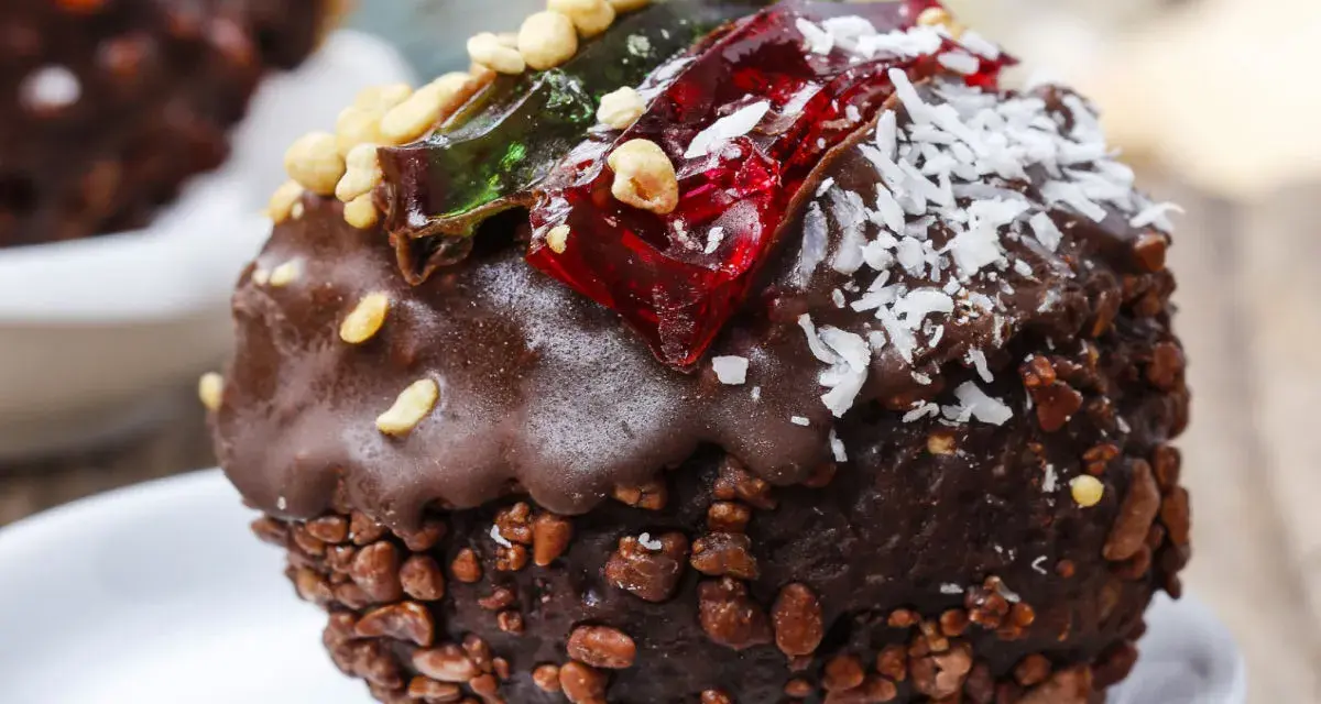 Deliziose palline di cioccolato ricoperte di croccantezza, con gelatine colorate e scaglie di cocco.