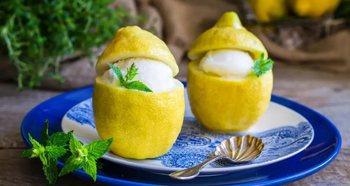 Due deliziosi sorbetti al limone serviti in veri limoni svuotati, guarniti con menta fresca. Un dessert rinfrescante e visivamente accattivante.