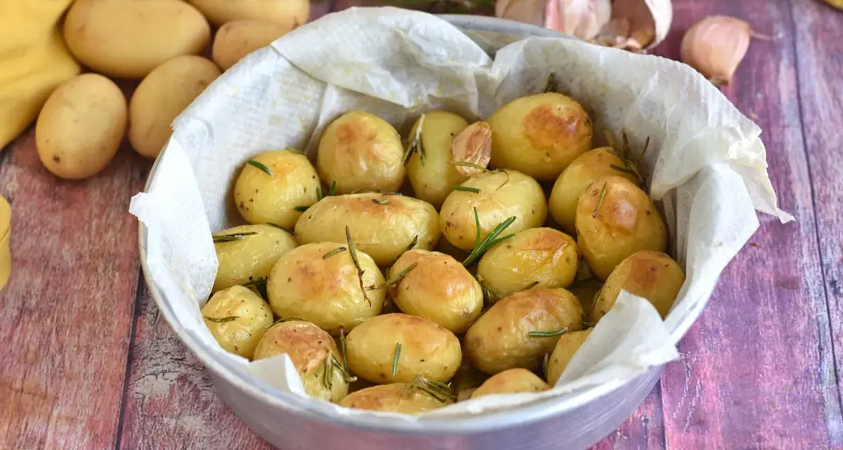 Patate novelle al forno dorate e profumate al rosmarino, pronte per essere gustate.