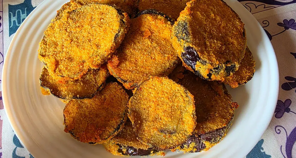 Fette di melanzane impanate e dorate, cotte nella friggitrice ad aria. Croccanti e gustose, perfette come contorno o antipasto.