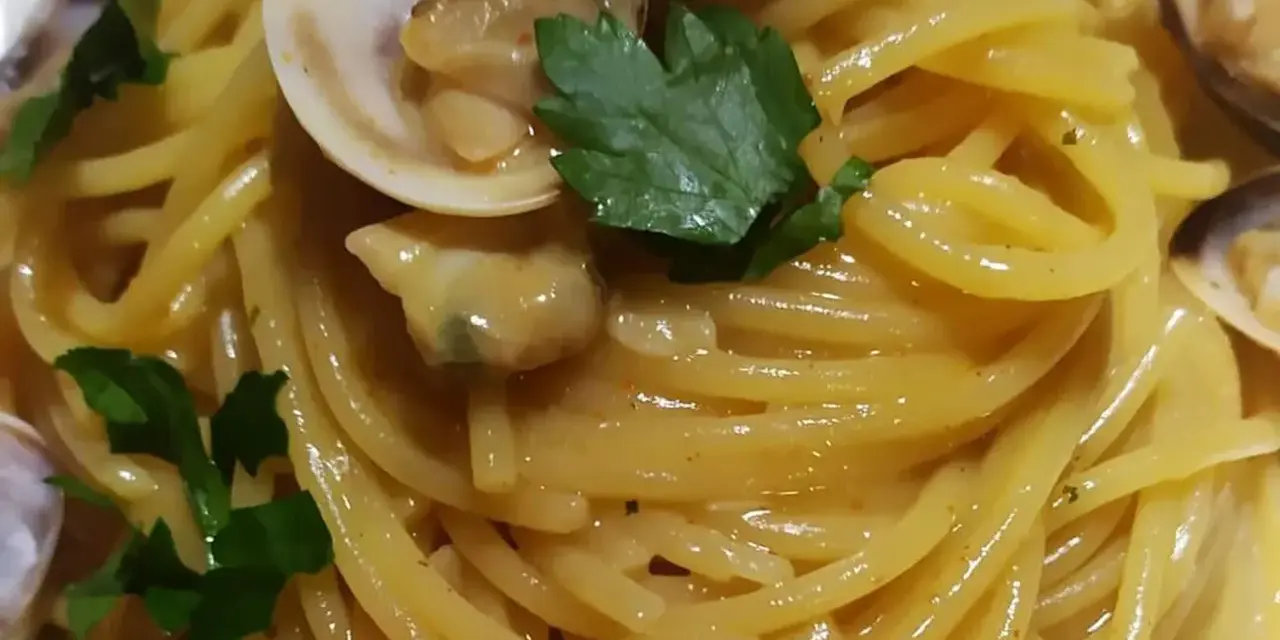 Spaghetti alle vongole surgelate, un piatto gustoso e veloce. Spaghetti conditi con vongole, prezzemolo e un filo d'olio.