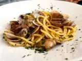 Spaghetti con lupini di mare freschi, un piatto che profuma di mare e di tradizione.