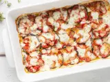 Melanzane grigliate al forno, uno strato invitante di verdure e formaggio fuso, pronto per essere gustato.