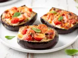 Melanzane ripiene al forno velocissime, con pomodorini, formaggio filante e basilico fresco. Un piatto invitante e facile da preparare.
