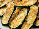 Fette di zucchine al forno, dorate e croccanti, con pangrattato e parmigiano. Un contorno saporito e leggero.