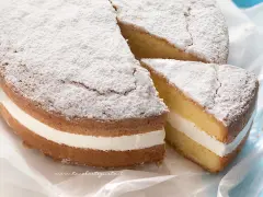Torta Paradiso: soffice pan di Spagna farcito con crema, spolverata di zucchero a velo. Una delizia da provare con questa ricetta.