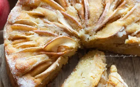 Deliziosa torta di mele senza zucchero, con mele a fettine disposte a raggiera e una spolverata di zucchero a velo.