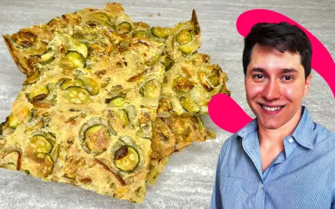 Fette dorate di scarpaccia di zucchine, croccanti e saporite, pronte per essere gustate.
