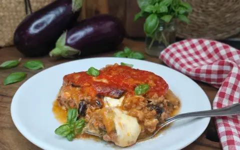Un invitante pasticcio di melanzane, ricco e filante, pronto per essere gustato.