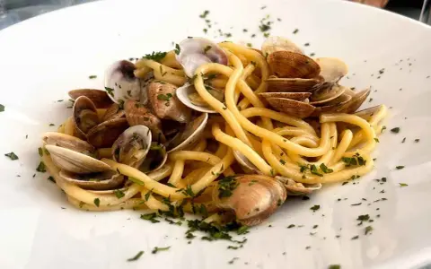 Spaghetti con lupini di mare freschi, un piatto che profuma di mare e di tradizione.