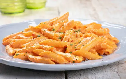 Penne cremose con salsa rosa, una delle migliori idee primi piatti per un pranzo veloce e gustoso.