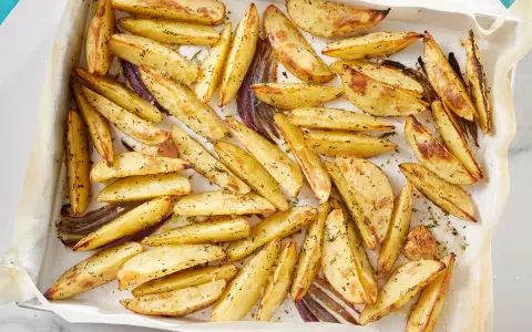 Patate al forno dorate e croccanti, condite con erbe aromatiche. Una ricetta con patate perfetta per ogni occasione.