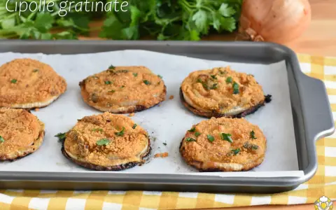 Sei fette di cipolle al forno, dorate e gratinate, pronte per essere gustate.
