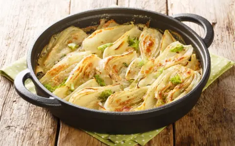 Finoçchi in padella con pangrattato, dorati e profumati, pronti per essere gustati.