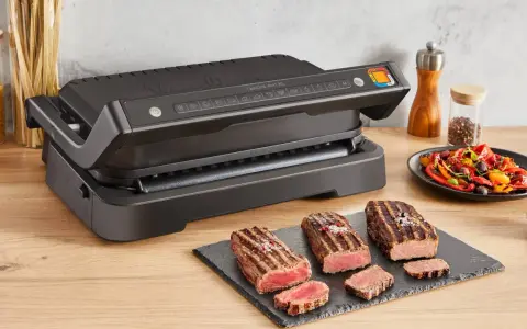 Grigliata di carne perfetta con la piastra OptiGrill. Succulenti bistecche e verdure colorate, pronte per essere gustate.