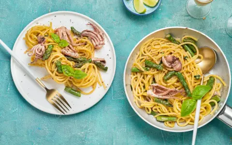 Spaghetti con calamari e asparagi, un piatto colorato e saporito, pronto per essere gustato.