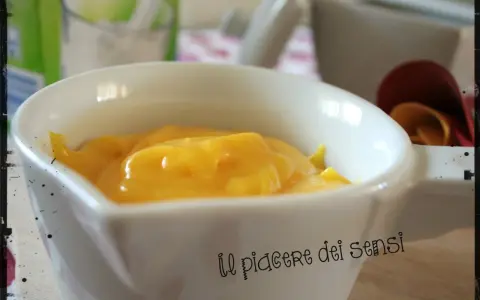Crema pasticcera ricetta della nonna, densa e vellutata, pronta per deliziare il palato.