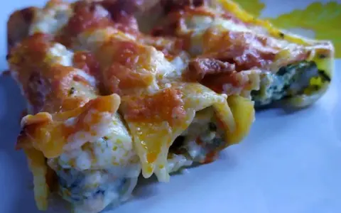 Cannelloni di carne ricetta della nonna, ripieni di un gustoso ragù e ricoperti di besciamella e formaggio fuso, un classico intramontabile.
