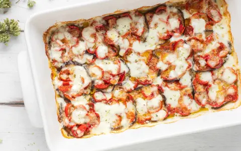 Melanzane grigliate al forno, uno strato invitante di verdure e formaggio fuso, pronto per essere gustato.