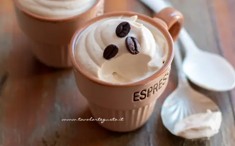 Deliziosa crema caffè in tazzina, guarnita con chicchi di caffè. Perfetta per una pausa golosa.