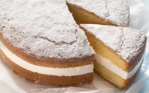 Torta Paradiso: soffice pan di Spagna farcito con crema, spolverata di zucchero a velo. Una delizia da provare con questa ricetta.