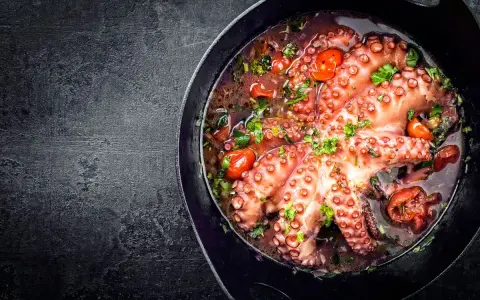 Polpo alla luciana in padella, con pomodorini e prezzemolo. Un piatto succulento e profumato.