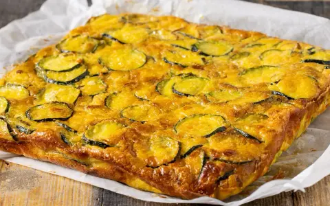 Una gustosa frittata di zucchine, dorata e invitante, pronta per essere servita.