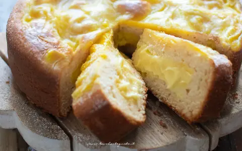 Torta soffice alla crema, una torta facile e veloce perfetta per ogni occasione.
