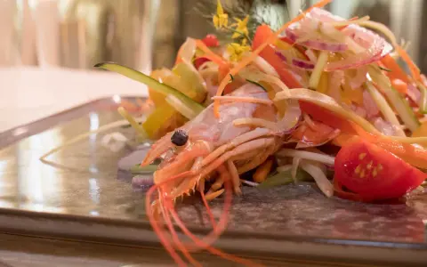 Gambero rosa su letto di verdure fresche, un'elegante catalana di crostacei.