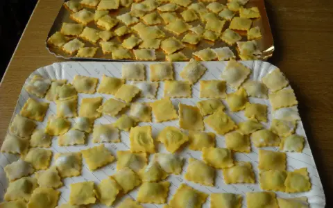 Tanti ravioli ricotta e spinaci fatti in casa, pronti per essere cucinati.