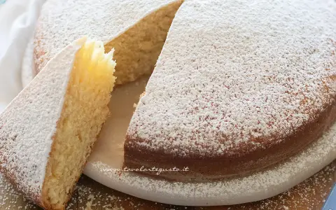 Torta soffice e profumata, cosparsa di zucchero a velo. Un delizioso dolce senza uova, perfetto per ogni occasione.