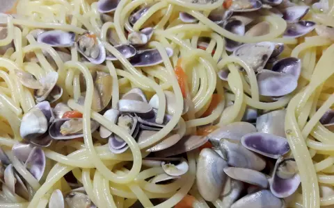 Spaghetti con profumate telline di mare, un classico piatto italiano che sa di estate e sole.