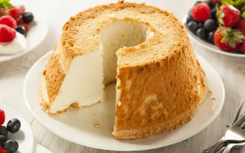 Torta soffice e leggera, un classico tra i dolci con albumi, servita con frutti di bosco freschi.