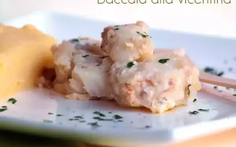 Piatto di baccalà alla vicentina cremoso e saporito, servito con una porzione di polenta morbida.