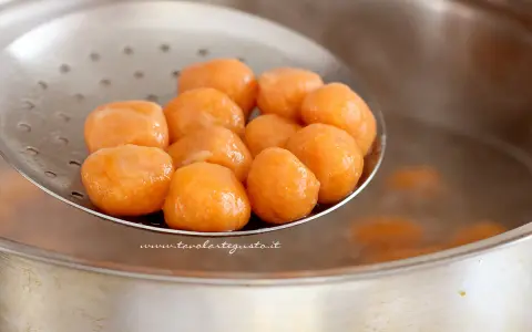 Gnocchi di zucca appena scolati, pronti per essere gustati.