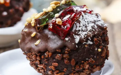 Deliziose palline di cioccolato ricoperte di croccantezza, con gelatine colorate e scaglie di cocco.