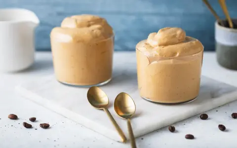 Crema di caffè come al bar con solo 3 ingredienti, servita in bicchieri con cucchiaini dorati.