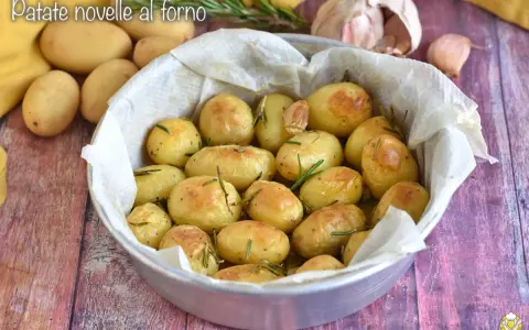 Patate novelle al forno dorate e profumate al rosmarino, pronte per essere gustate.