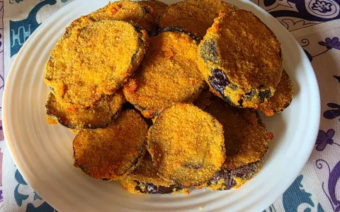 Fette di melanzane impanate e dorate, cotte nella friggitrice ad aria. Croccanti e gustose, perfette come contorno o antipasto.